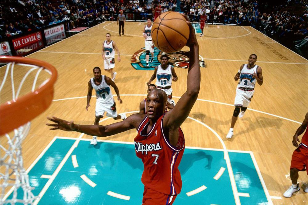  灰熊新秀单场二十八篮板创纪录  